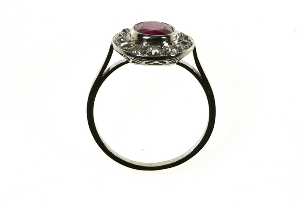 Ruby ring 18 kt white gold, set with a +/- ct oval ruby surrounded by small old-cut diamonds. - Image 2 of 4