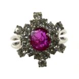 Ruby ring 1.5 ct 950 platinum, set with a +/- 1.5 ct oval ruby (7 x 6.5 x 4.2 mm) surrounded by 18