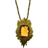 Wolfers Modernist pendant 18 kt yellow gold with a radiating pattern set with a large cushion-