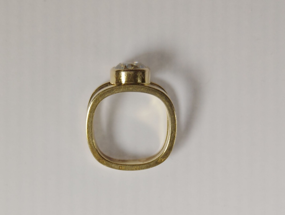 Dinh Van Solitaire ring 1.6 ct 18 kt yellow gold, composed of two bands with square cross- - Image 2 of 3