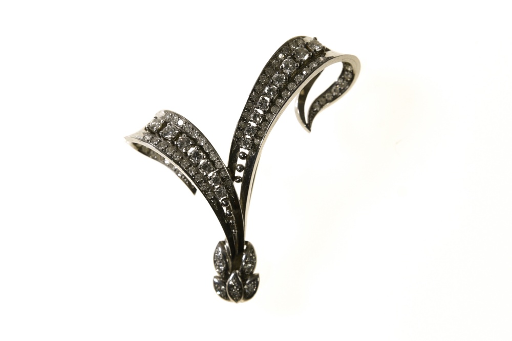 V-shaped brooch 18 kt white gold, shaped like a 'V' set with 16 small brilliants of decreasing