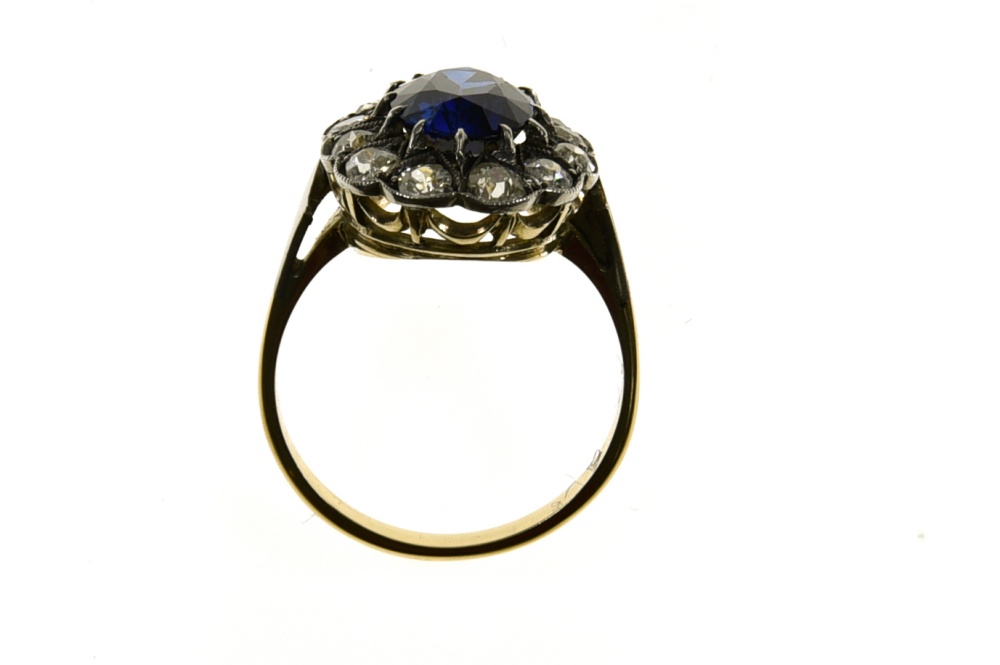 Daisy sapphire ring +/- 2.7 ct 18 kt yellow and white gold, set with a blue +/- 2.7 ct oval - Image 3 of 5