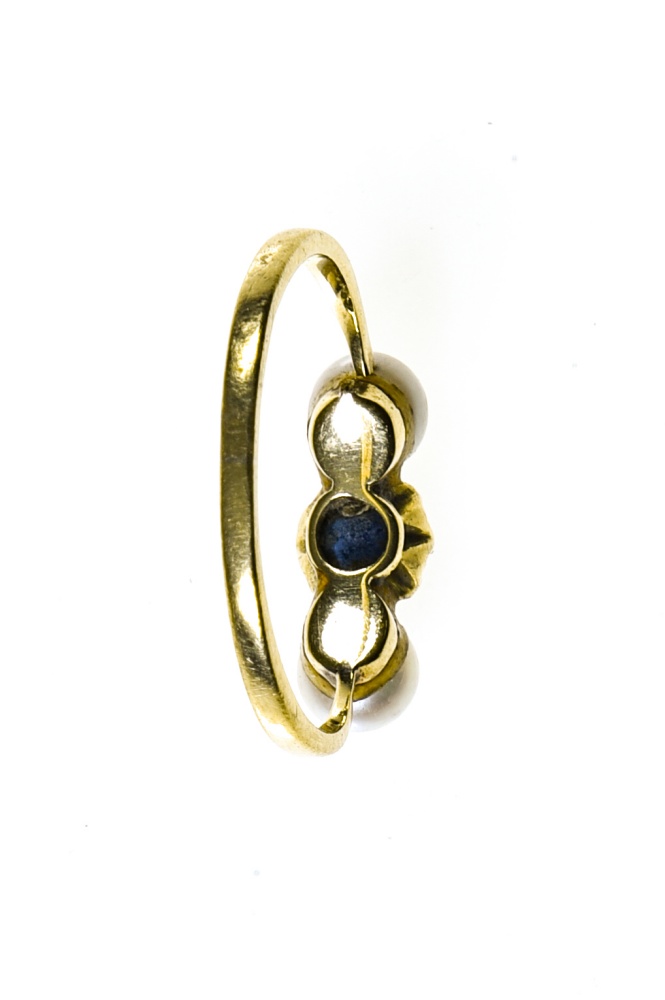 Ring 18 kt yellow gold, set with a small round blue sapphire in the centre, flanked by 2 small - Image 3 of 4