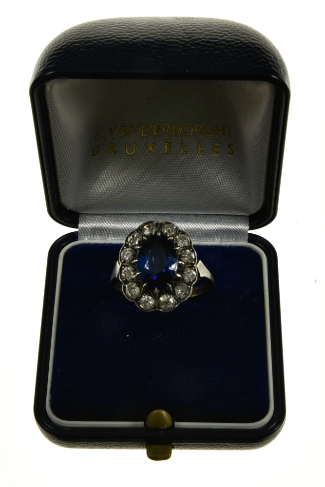 Daisy sapphire ring +/- 2.7 ct 18 kt yellow and white gold, set with a blue +/- 2.7 ct oval - Image 2 of 5