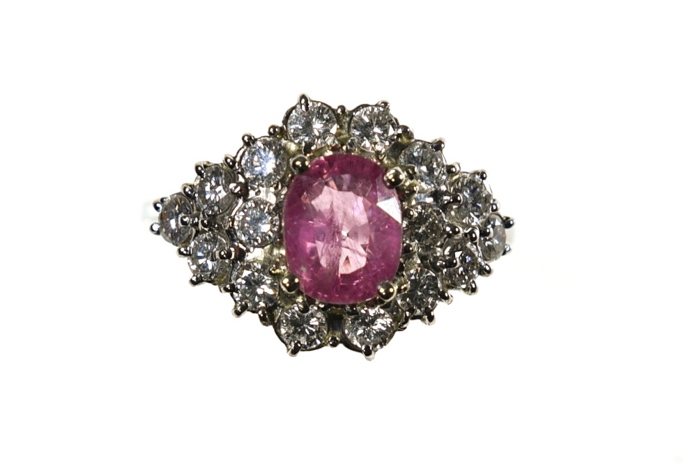 Pink sapphire ring 2.32 ct 18 kt white gold, set with a 2.32 ct pink oval sapphire (ALGT