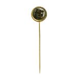 English crystal tie pin 18 kt yellow gold, set with an English crystal depicting two horse's heads.