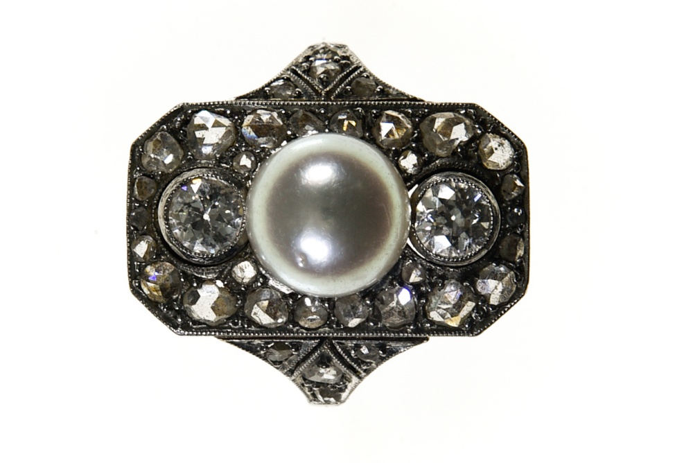 Belle Epoque ring 18 kt yellow and white gold, rectangular, set with a white pearl in the centre (