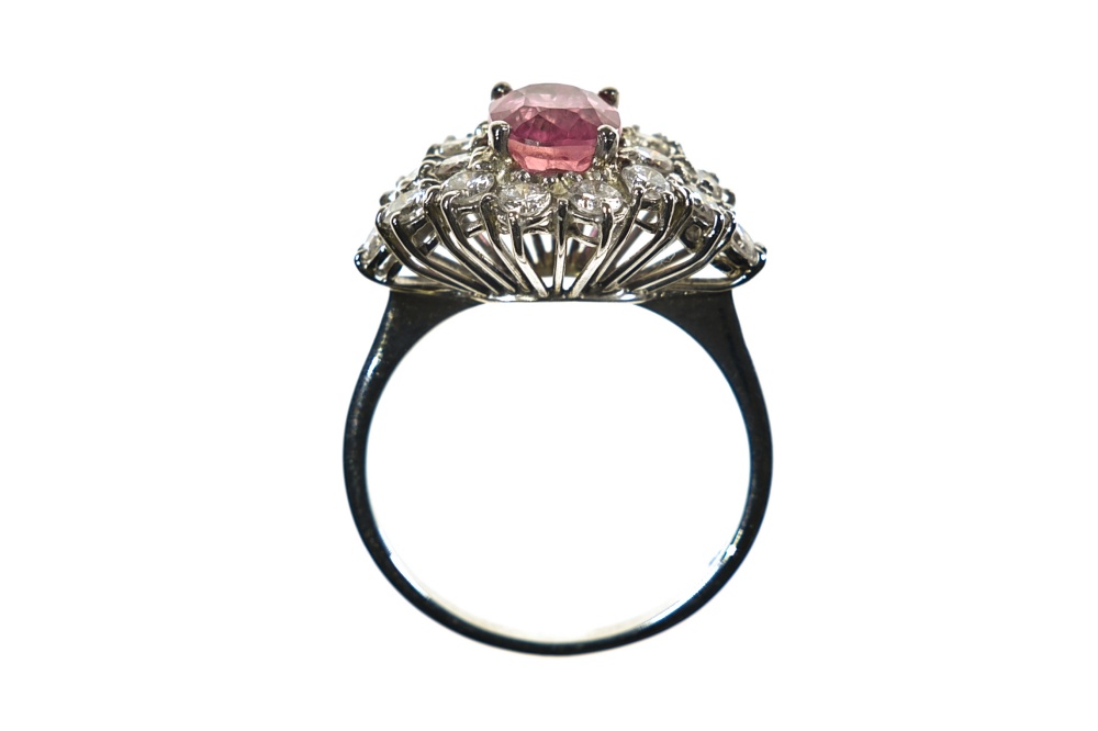 Pink sapphire ring 2.32 ct 18 kt white gold, set with a 2.32 ct pink oval sapphire (ALGT - Image 2 of 5