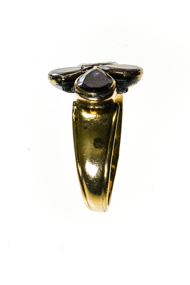 Garnet ring 18 kt rose gold set with 4 pear-cut garnets (one cracked) on paillon. Late 19th century - Image 3 of 4