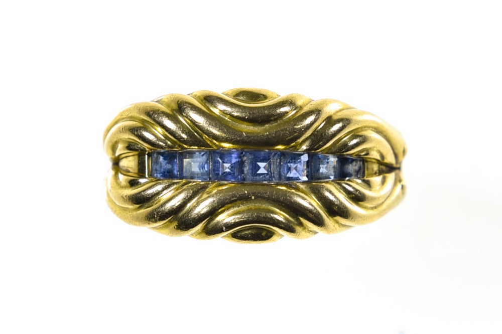 Ring band with secret compartment 18 kt yellow gold with a wavy pattern. The centre opens to reveal