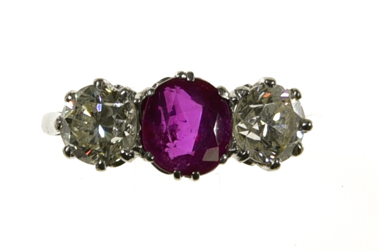 Art Deco Burmese ruby ring 2.25 ct Platinum, set with a magnificent 2.25 ct Burmese ruby in the