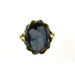 Wedgwood cameo ring 18 kt yellow gold, adorned with a blue and white Wedgwood cameo depicting an