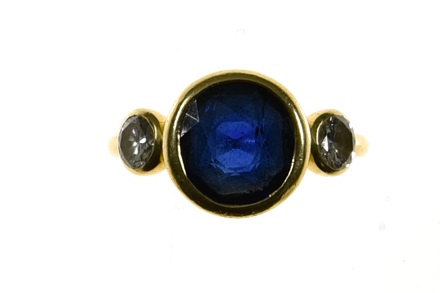 Frohmann Frères Sapphire ring 3.23 ct 18 kt yellow gold, set with a round 3.23 ct blue sapphire,