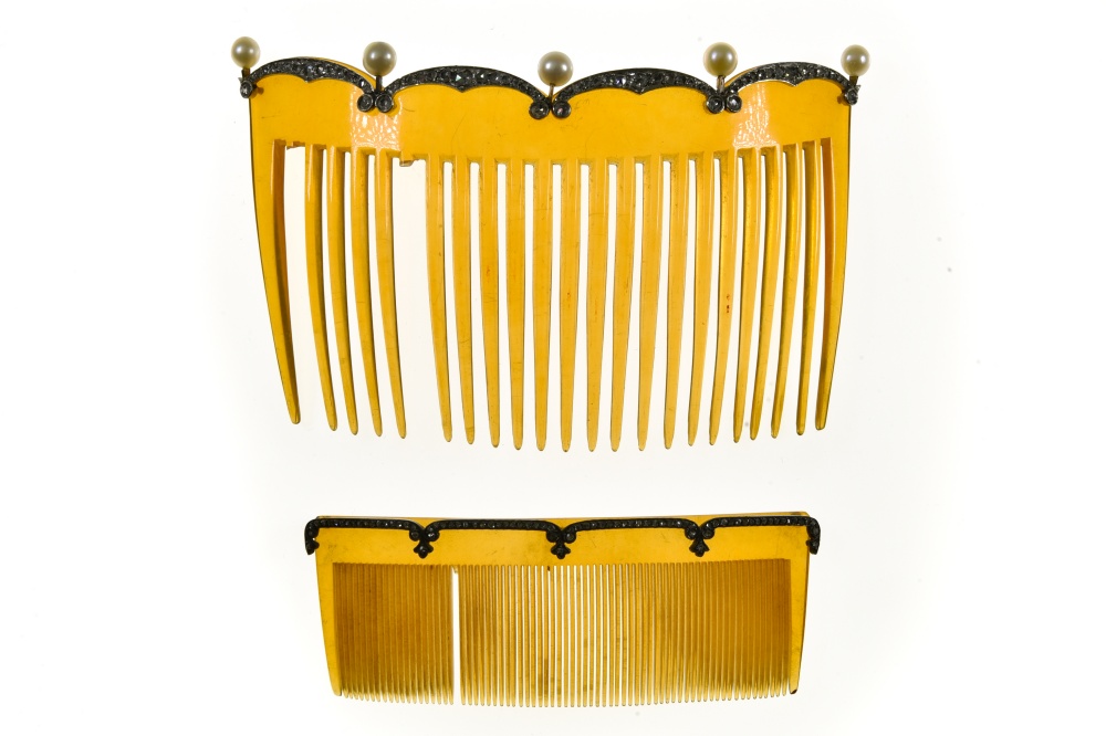 Lot of 2 Belle Epoque combs Made of horn: the larger one is set with rose-cut diamonds mounted on