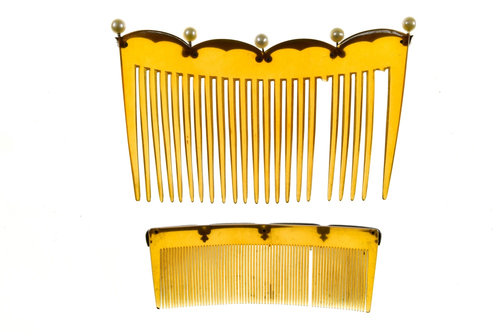 Lot of 2 Belle Epoque combs Made of horn: the larger one is set with rose-cut diamonds mounted on - Image 2 of 2