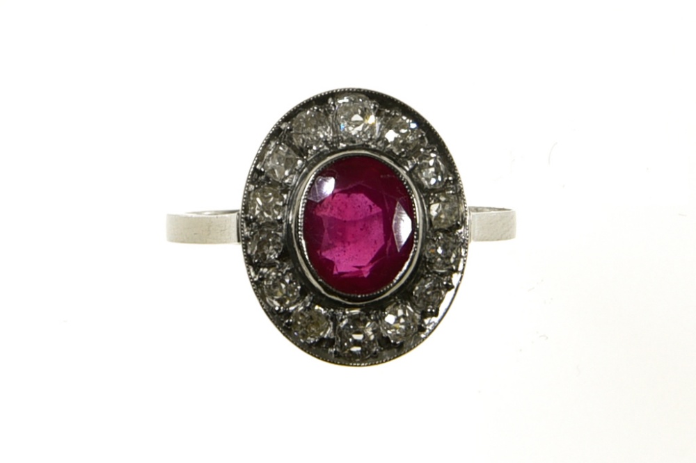 Ruby ring 18 kt white gold, set with a +/- ct oval ruby surrounded by small old-cut diamonds.