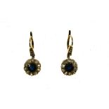 Pair of sapphire drop earrings 18 kt yellow gold, each set with a round +/- 1.5 ct (+/- 7 x 4.5 mm)