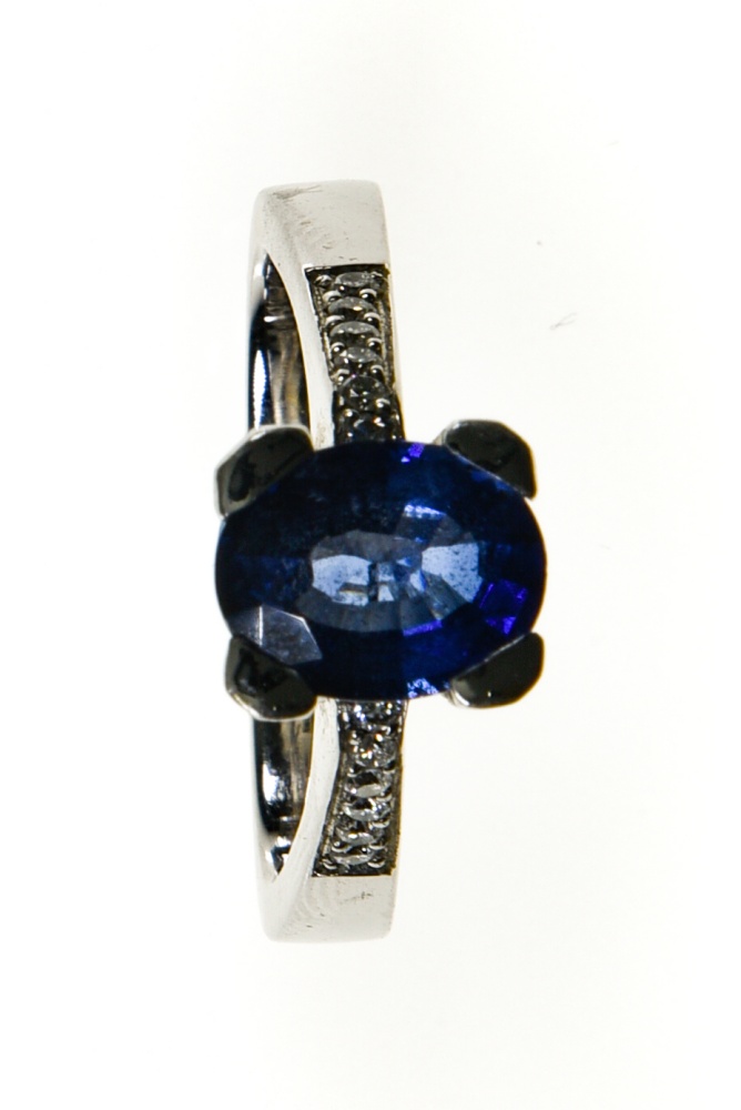 Sapphire ring 18 kt white gold, set with a blue oval +/- 1.8 ct sapphire in the centre. The top of