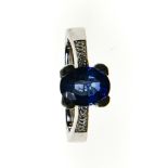 Sapphire ring 18 kt white gold, set with a blue oval +/- 1.8 ct sapphire in the centre. The top of