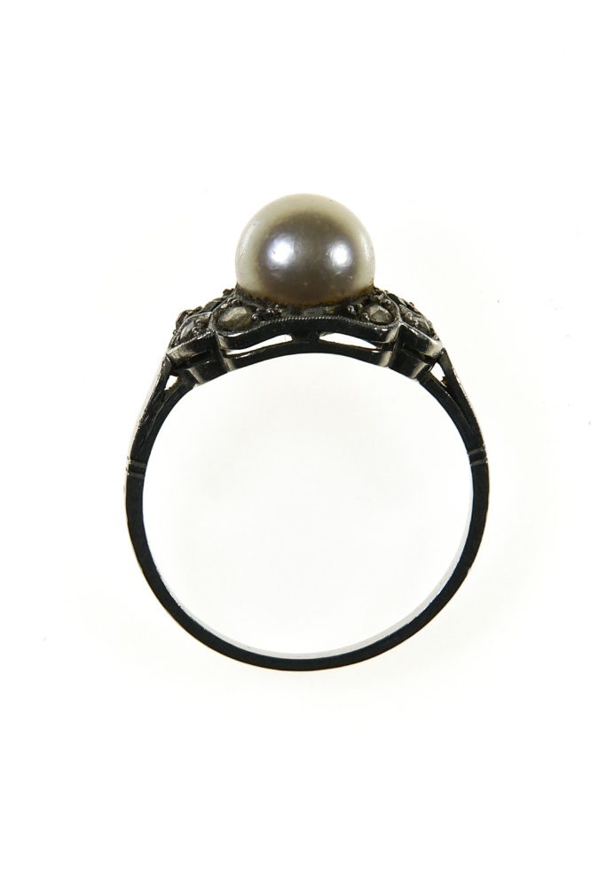 Belle Epoque ring Platinum, set with a +/- 7.6 mm white pearl in the centre, 2 tiny emeralds, and - Image 2 of 4