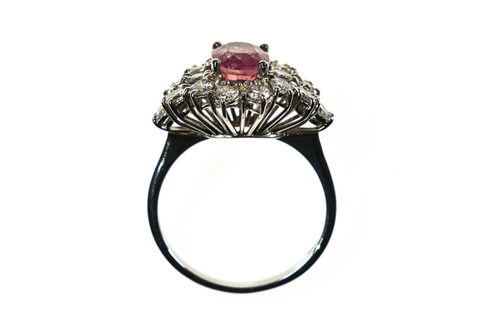 Pink sapphire ring 2.32 ct 18 kt white gold, set with a 2.32 ct pink oval sapphire (ALGT - Image 3 of 5