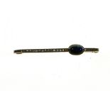 Brooch-barrette 18 kt yellow and white gold, set with a +/-2.3 ct (9.2 x 6.2 mm) blue sapphire