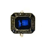 Art Deco ring 18 kt yellow gold, set with a blue sapphire in the centre, probably synthetic, a +/-
