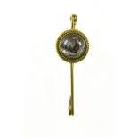 English crystal jabot hunting brooch 18 kt yellow gold, set with an English crystal depicting a