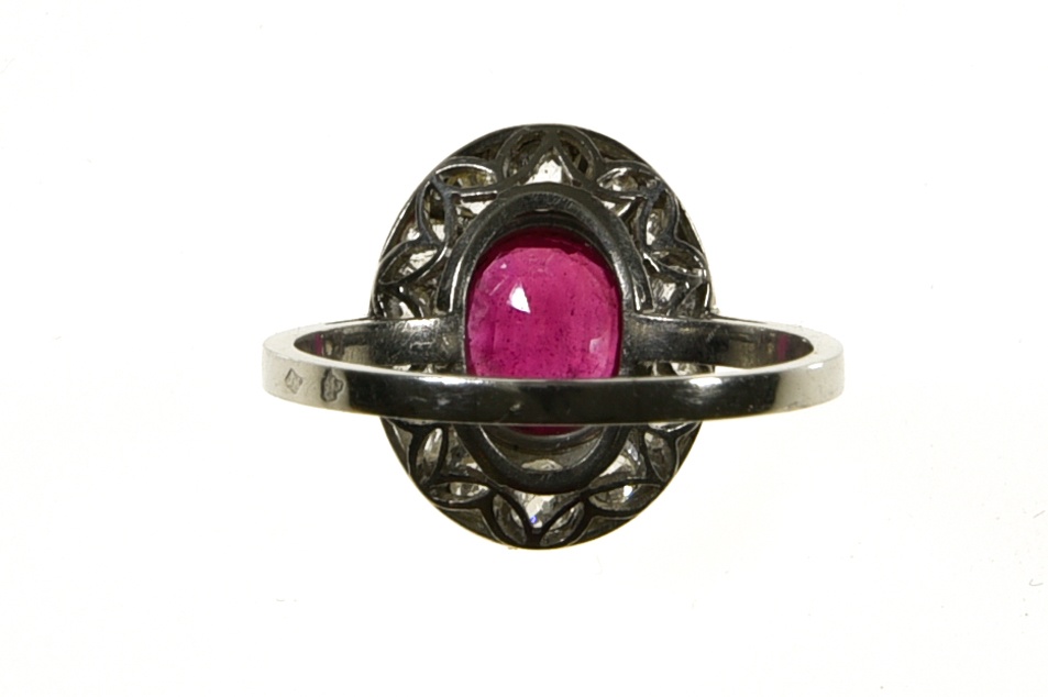 Ruby ring 18 kt white gold, set with a +/- ct oval ruby surrounded by small old-cut diamonds. - Image 3 of 4