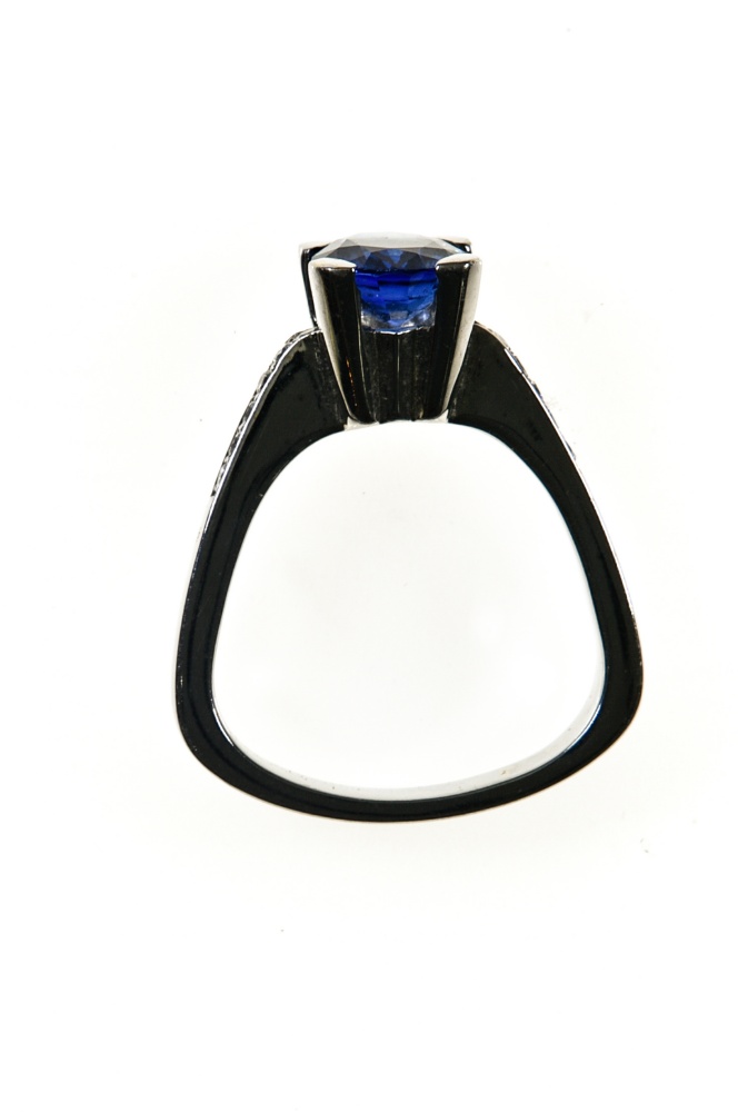 Sapphire ring 18 kt white gold, set with a blue oval +/- 1.8 ct sapphire in the centre. The top of - Image 2 of 4