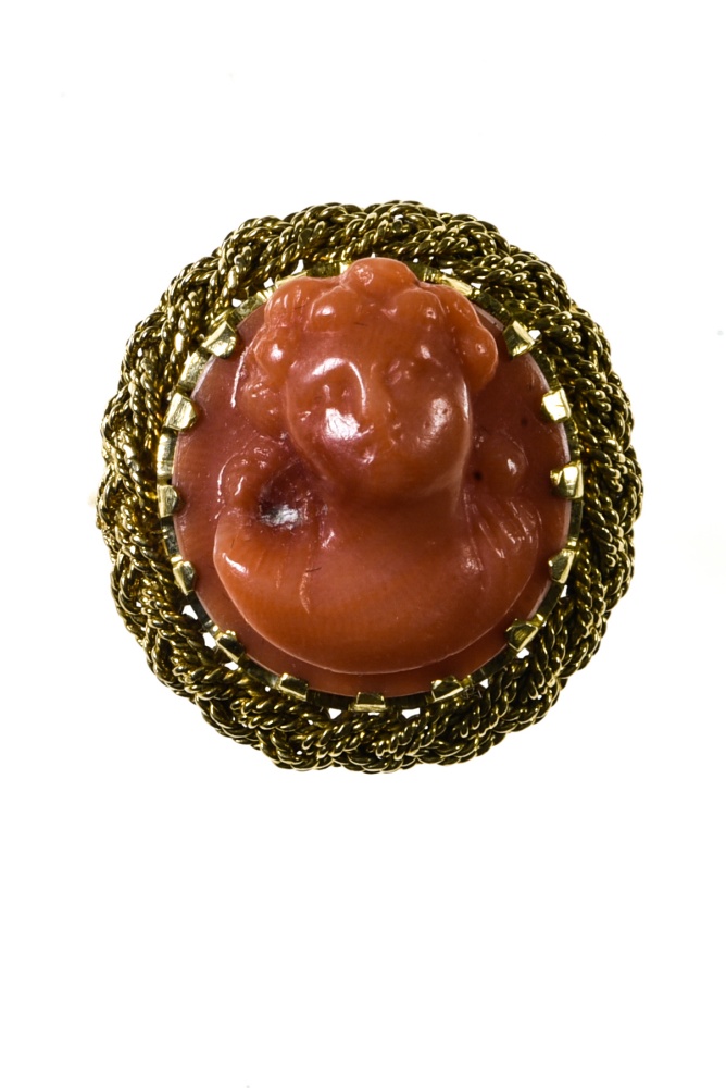 Coral cameo ring Braided 18 kt yellow gold set with a red coral cameo depicting a female bust ( - Image 4 of 5