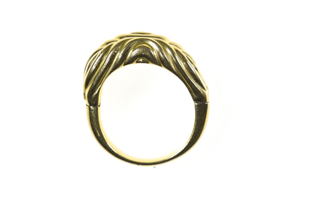 Ring band with secret compartment 18 kt yellow gold with a wavy pattern. The centre opens to reveal - Image 2 of 5