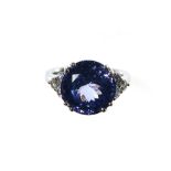 Tanzanite ring 10.08 ct 18 kt white gold, set with a round 10.08 ct tanzanite, "clear blueish