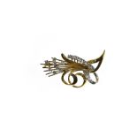 Sheaf brooch 18 kt yellow gold, set with 19 small brilliants. 1950's work. Hallmark: none. Dim: 5 x