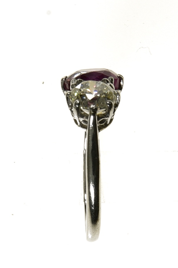 Art Deco Burmese ruby ring 2.25 ct Platinum, set with a magnificent 2.25 ct Burmese ruby in the - Image 4 of 4