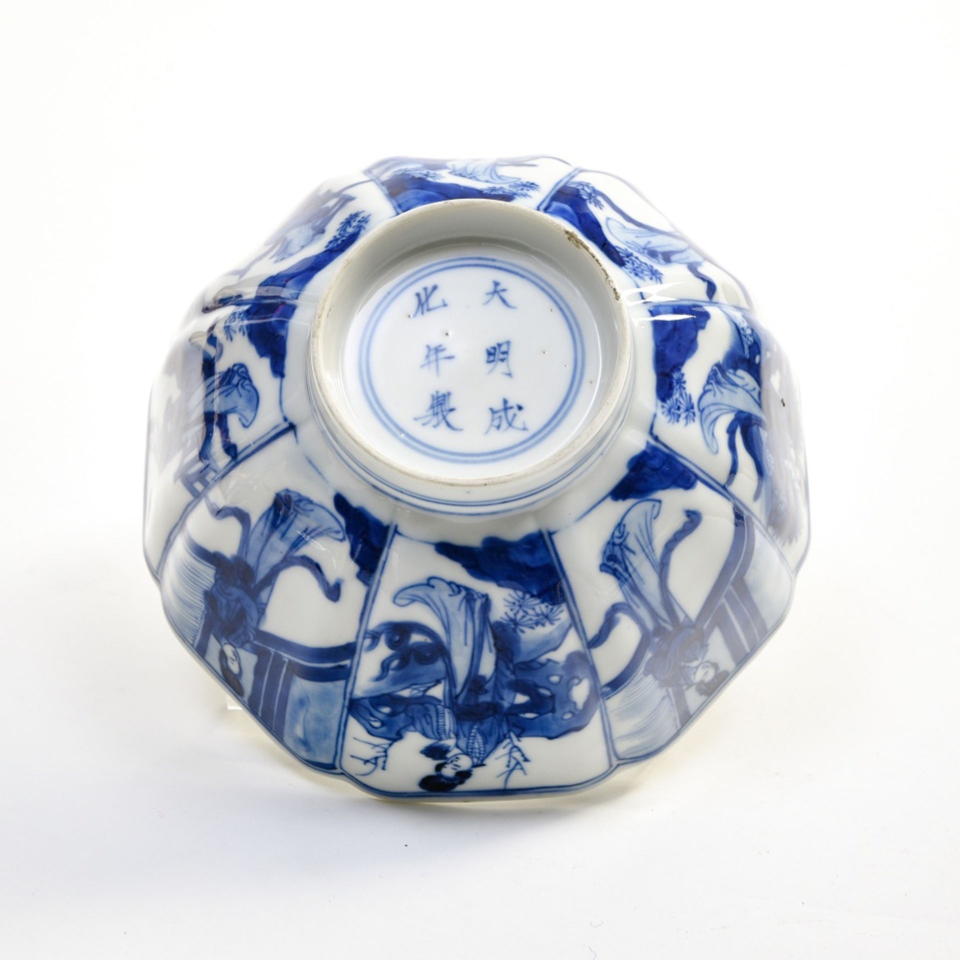 China, 18th century or earlier Multifaceted bowl, Blue and white porcelain decorated with children - Image 6 of 6