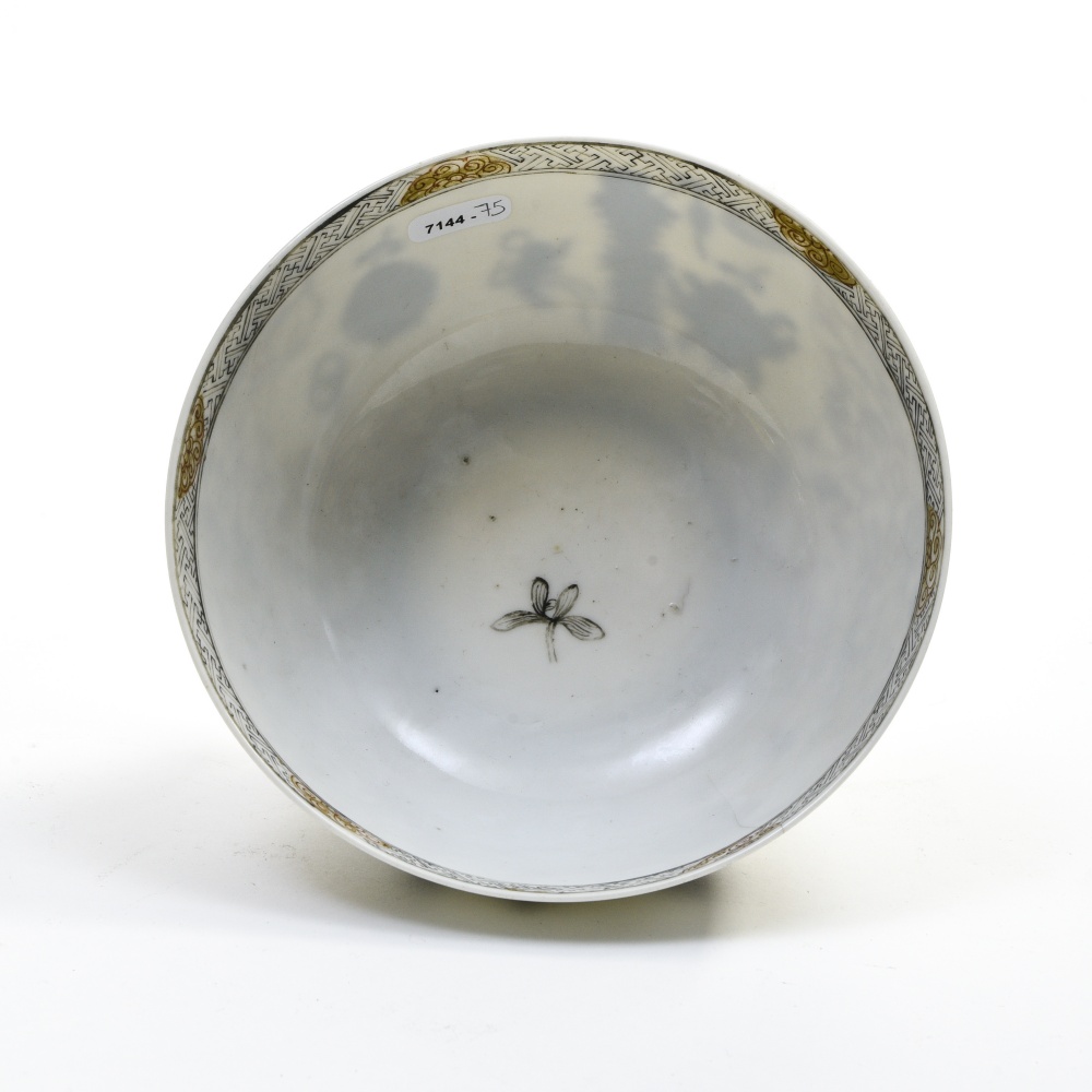 China, 18th century Bowl with grisaille dŽcor, Porcelain with grisaille dŽcor of ruyi, vases, and - Image 3 of 3