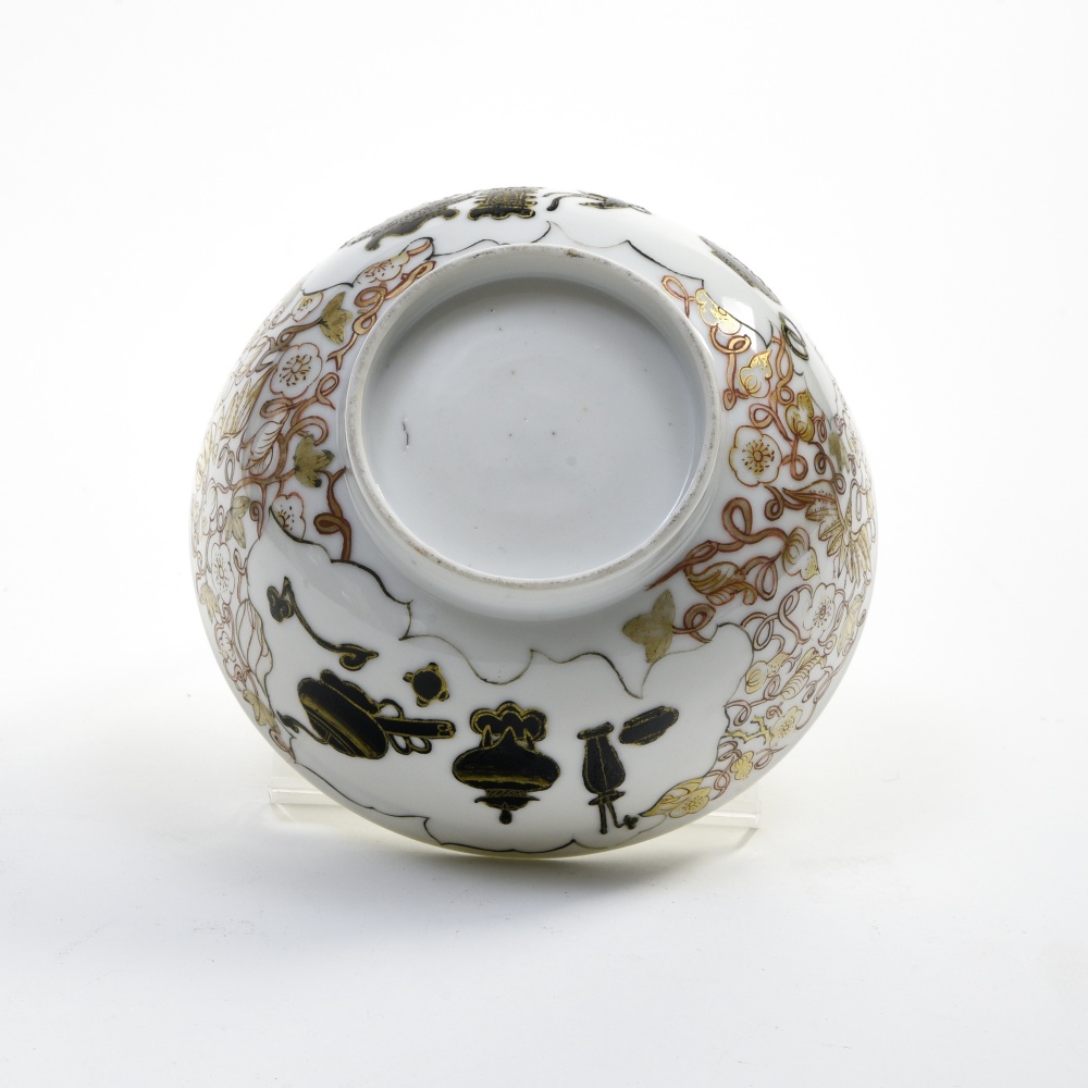 China, 18th century Bowl with grisaille dŽcor, Porcelain with grisaille dŽcor of ruyi, vases, and - Image 2 of 3