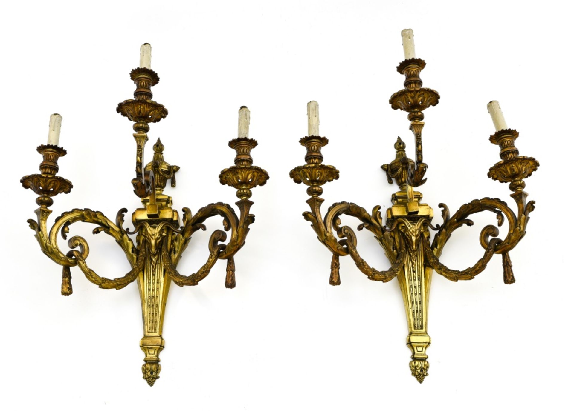 Louis XVI style work Large pair of sconces, Bronze, decorated with rams' heads and garlands, based