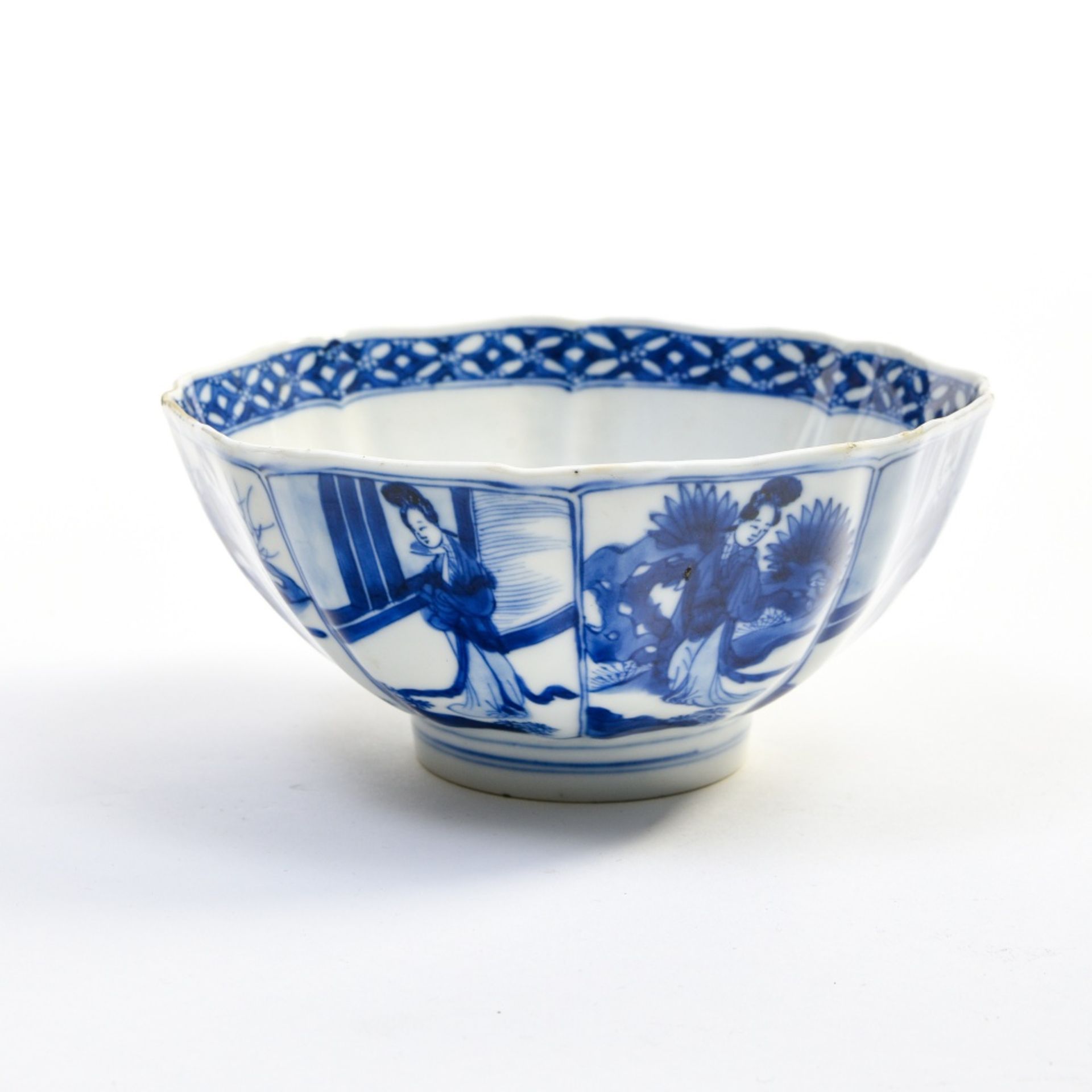 China, 18th century or earlier Multifaceted bowl, Blue and white porcelain decorated with children - Image 2 of 6