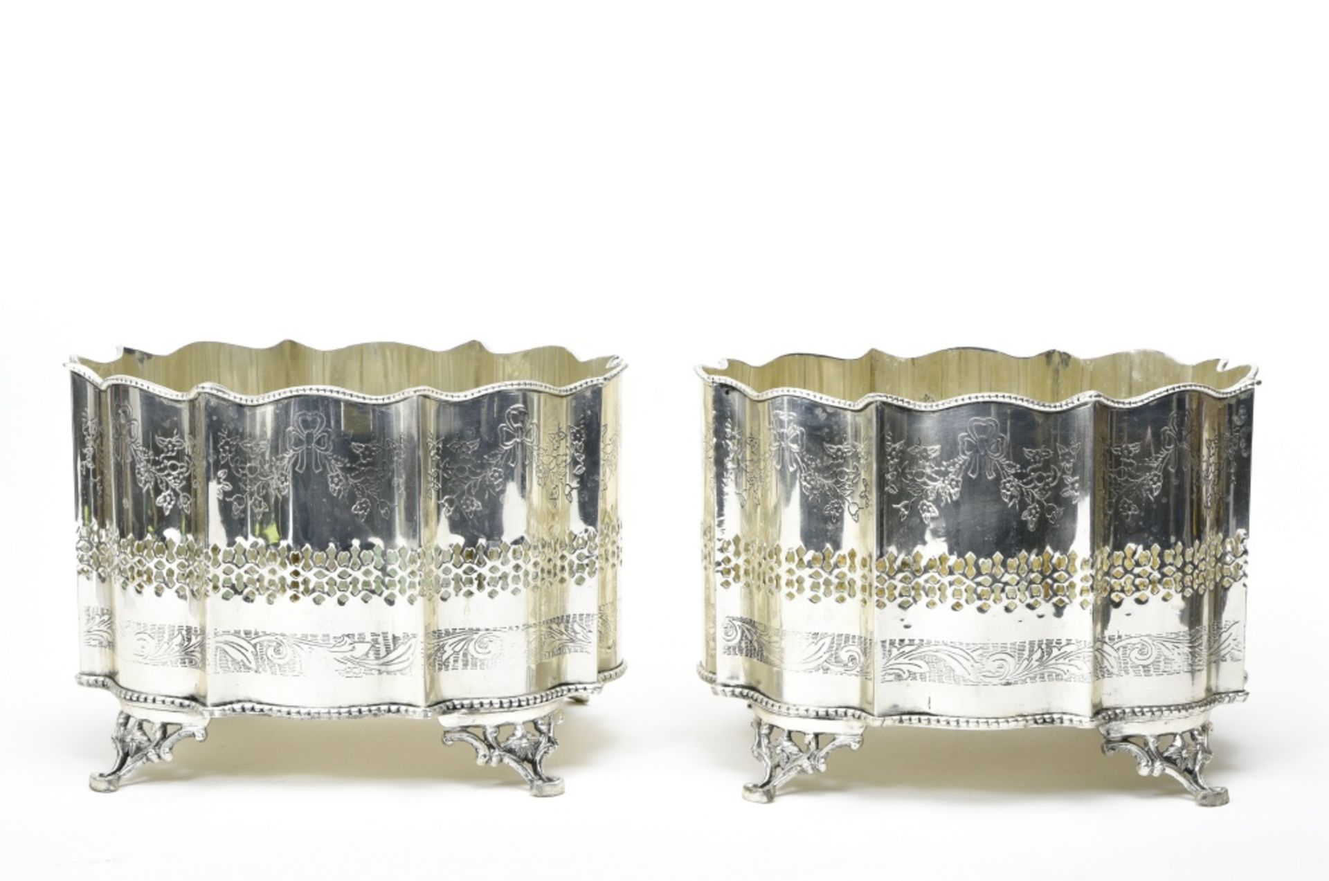 English work Pair of planters, Silvery metal with floral dŽcor. Height (cm) : 19 - Width (cm) :
