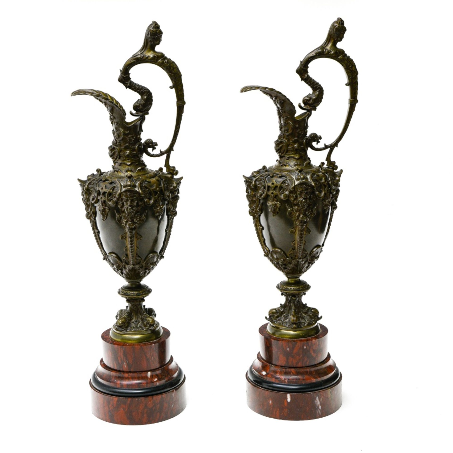 19th century work Large pair of ewers, Bronze with brown patina on cherry red and black marble