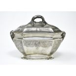 Late 19th century work Regency-style tureen, 800 silver, etched dŽcor of lambrequins. Silversmith's