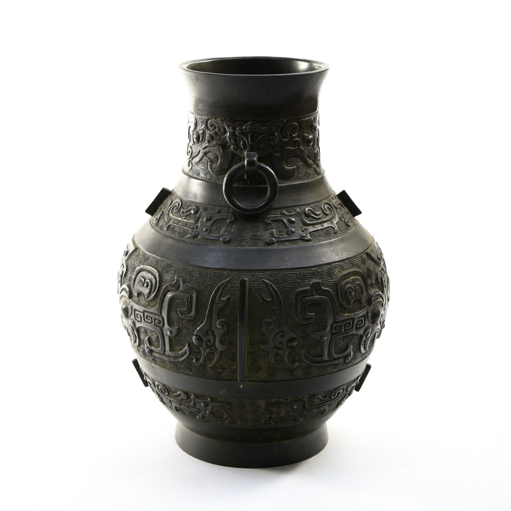 China, 19th or early 20th century Archaizing vase, Bronze, mark under the base. Height (cm) : 25, - Image 2 of 3