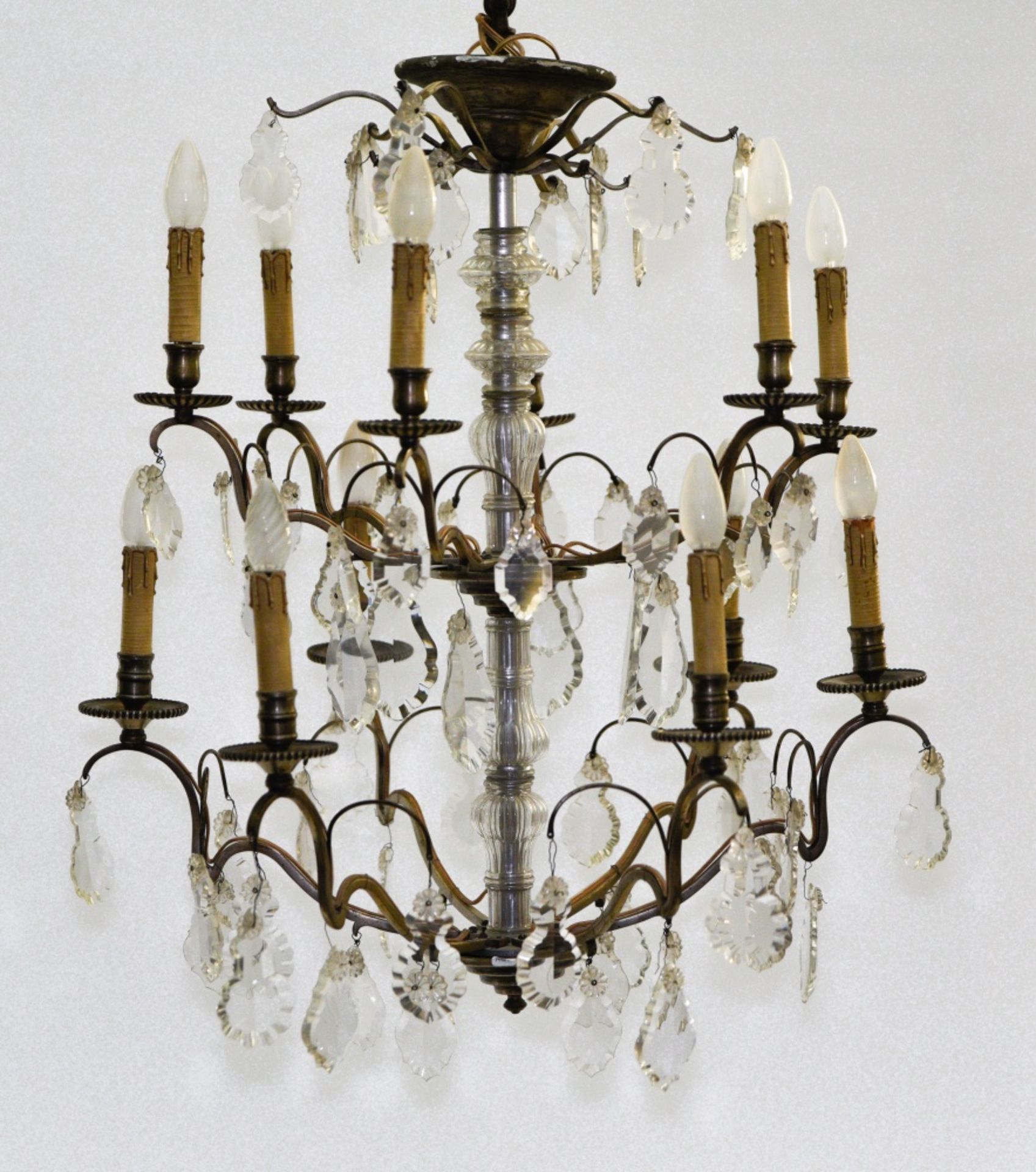 20th century work Chandelier with glass teardrops, Bronze, with twelve lights. Height (cm) : 80 - -