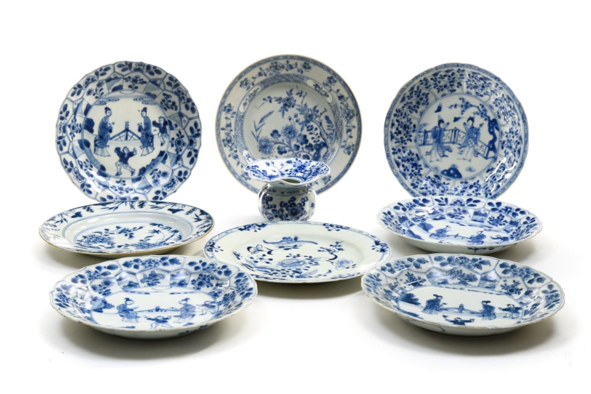 China, 18th-19th century Set of blue and white porcelain, Composed of five soup plates with