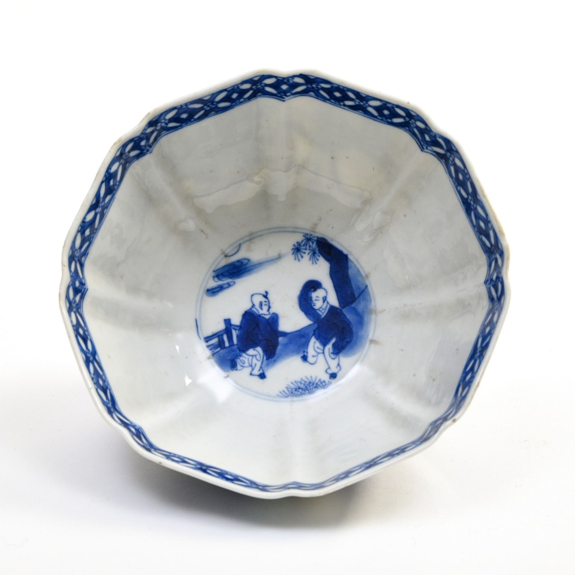 China, 18th century or earlier Multifaceted bowl, Blue and white porcelain decorated with children - Image 5 of 6