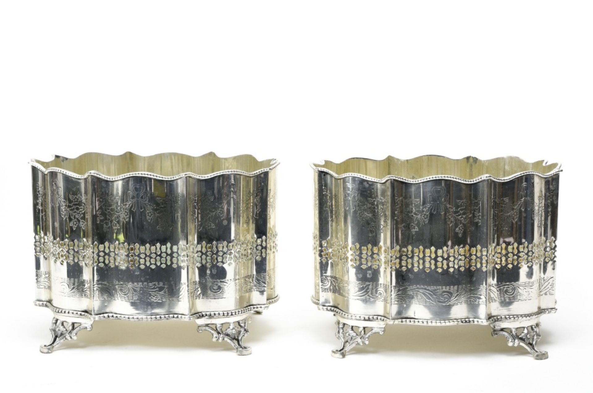 English work Pair of planters, Silvery metal with floral dŽcor. Height (cm) : 19 - Width (cm) : - Image 2 of 2