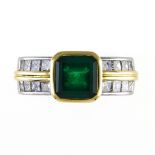 Holemans Emerald ring 18 kt yellow gold and platinum, set with an emerald weighing +/- 2.27 ct.