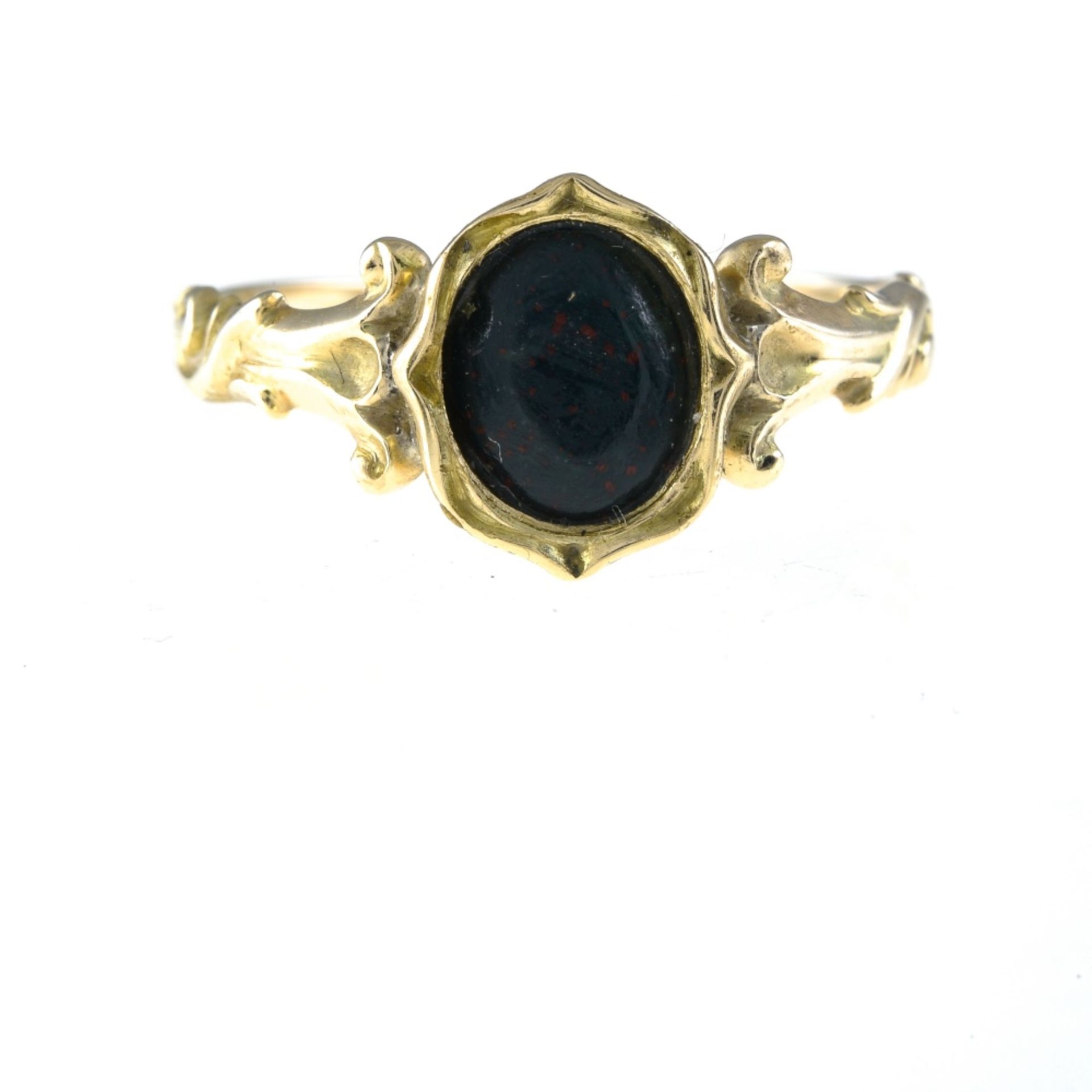 Victorian jasper ring 14 kt yellow gold, set with a bloodstone. Late 19th century work. Hallmark: